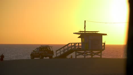 Venice-Beach-Lifeguard-Hut-at-Sunset