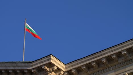 Bulgarische-Flagge-Weht-Gegen-Den-Blauen-Himmel