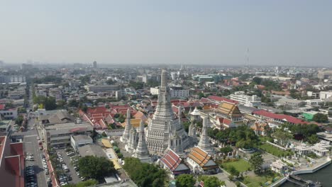 Fliegen-über-Wat-Arun-In-Bangkok