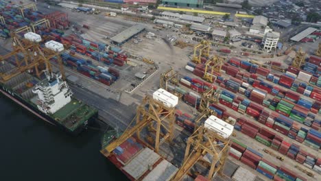 Frachtschiffe-Und-Containerhafen