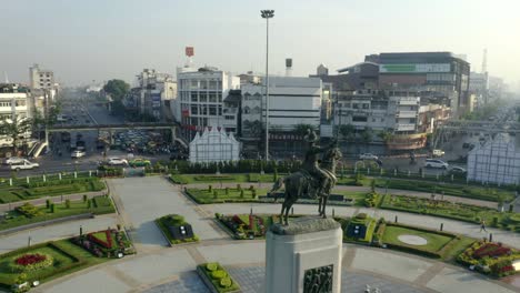 King-Taksin-Statue-at-Wonwian-Yai