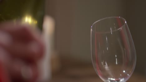 Rotwein-Ins-Glas-Gießen