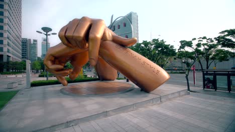Seocho-Dong-Style-Statue-in-Seoul