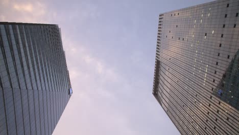 Mirando-hacia-arriba-entre-dos-rascacielos-Time-Lapse