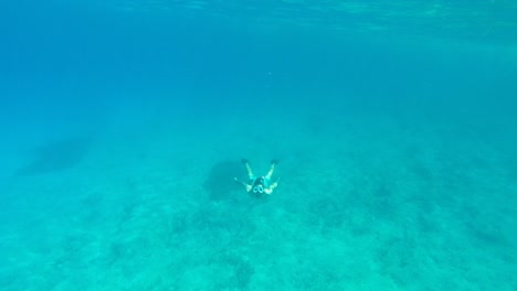 Hombre-haciendo-snorkel-en-el-mar-azul-claro