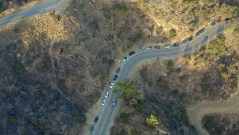 Autos-Fahren-Durch-Die-Kalifornischen-Hügel