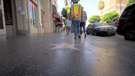 Gente-caminando-por-el-Paseo-de-la-fama-de-Hollywood