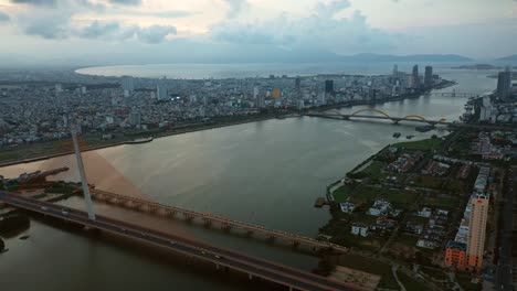 Puente-sobre-el-río-en-Da-Nang