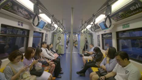 Interior-del-tren-del-metro-de-Bangkok