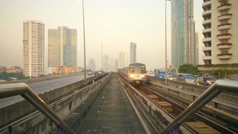 Skytrain-Und-Verkehrsbrücke-In-Bangkok