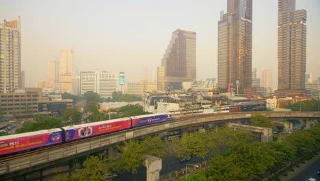 Skytrain-Durch-Bangkok