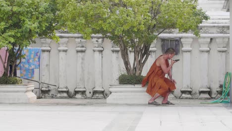 Buddhist-Monk-on-Smartphone
