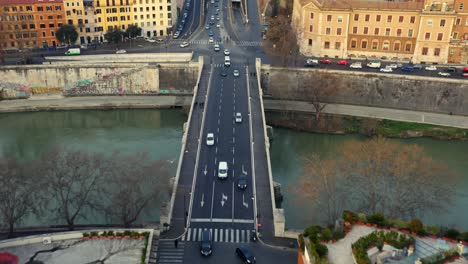 Autos-überqueren-Den-Fluss-Tiber