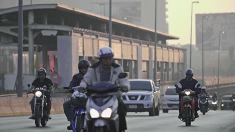 Mopeds-Auf-Der-Taksin-Brücke-Zeitlupe