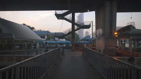 Escalera-debajo-del-puente-en-Bangkok