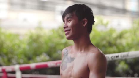 Joven-boxeador-de-muay-thai-sonriendo