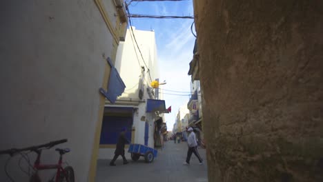 Rückwärts-Durch-Die-Marokkanische-Gasse-Bewegen