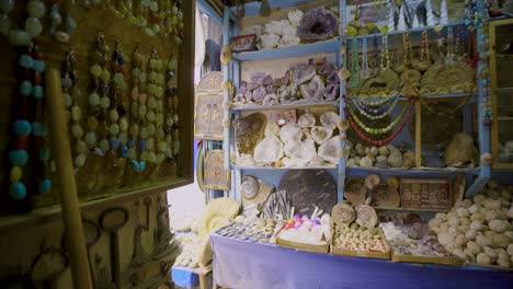 Fossilien-Und-Perlen-Im-Marokkanischen-Shop