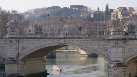 Barco-volcado-bajo-el-puente-de-Sant-Angelo-en-Roma