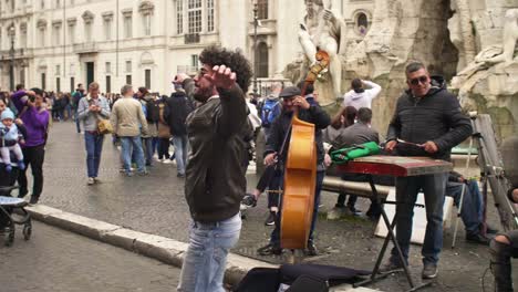 Person-Dancing-To-Busker-Música