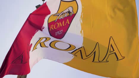 Wie.-Roma-Flagge-In-Zeitlupe
