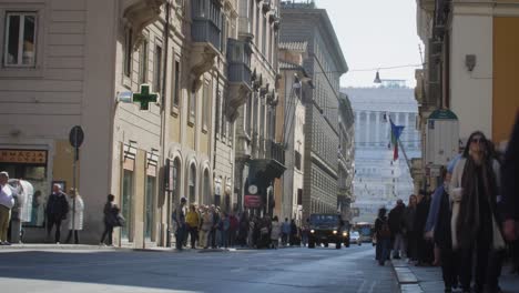 Busy-Street-In-Rome