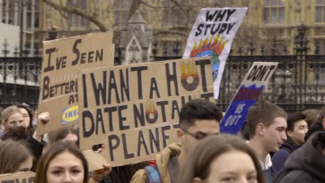 Manifestantes-del-cambio-climático-con-signos