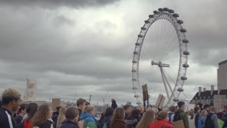 Demonstranten-Marschieren-Am-London-Eye-Vorbei