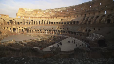 Turistas-dentro-del-Coliseo