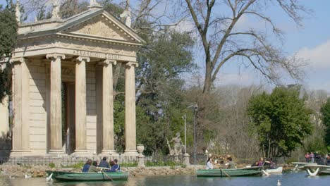 Botes-de-remos-en-el-parque-Villa-Borghese