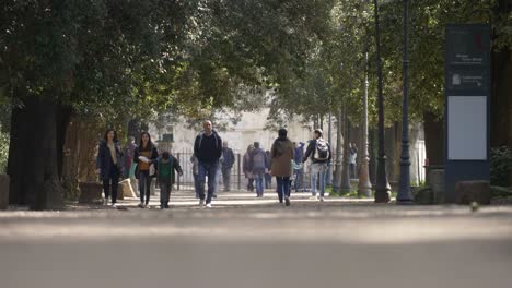 Familia-caminando-en-el-parque-Villa-Borghese