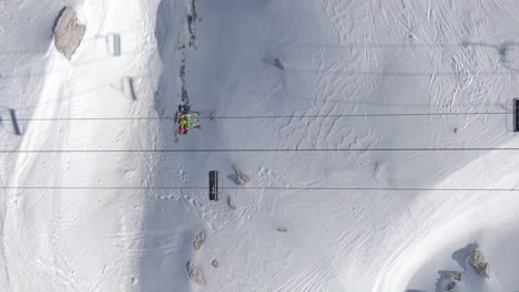 Skifahrer-Am-Sessellift-Von-Oben