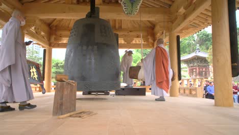 Buddhist-Monks-in-Bongeunsa-Temple