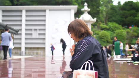 Woman-Praying-in-Bongeunsa-Temple