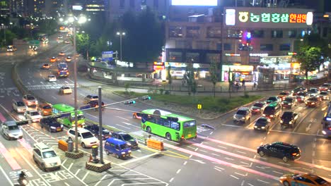 Verkehrsreiche-Straße-In-Seoul-Bei-Nacht