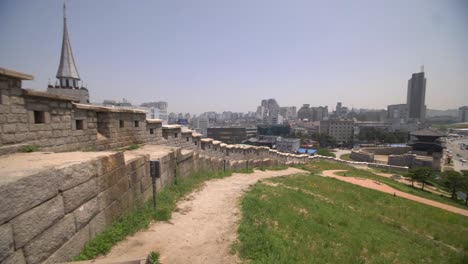 Schwenk-über-Die-Stadtmauer-Von-Seoul