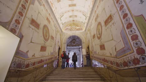 Escalera-rodeada-de-obras-de-arte-del-Vaticano