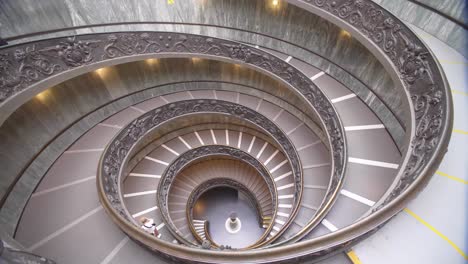 Escalera-de-caracol-del-Museo-del-Vaticano-01