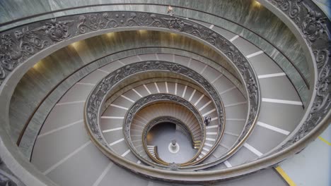 Escalera-de-caracol-del-Museo-del-Vaticano-02