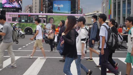 Pedestrians-Crossing-Roads-Taiwan