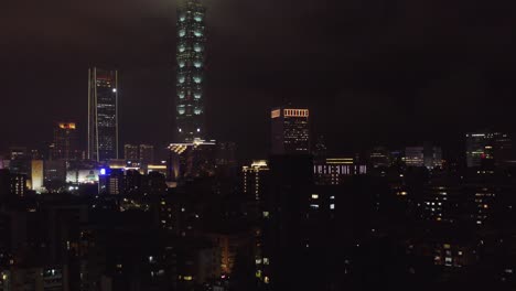 Tejados-de-la-ciudad-de-Taipei-en-la-noche-01