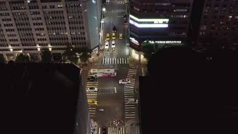 Carreteras-de-la-ciudad-de-Taipei-en-la-noche-05