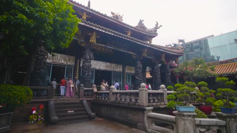 El-patio-del-templo-de-Lungshan-revela-Taipei-01