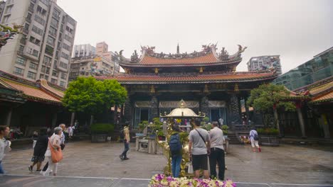 Lungshan-Temple-Courtyard-Taipei-03