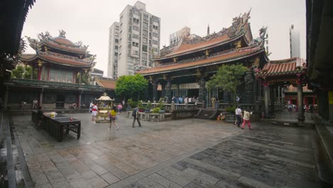El-patio-del-templo-de-Lungshan-revela-Taipei-02