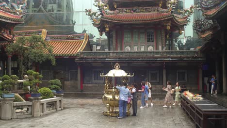 Incienso-en-el-templo-de-Lungshan-Taipei-02