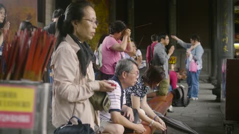 Worshipping-At-Lungshan-Temple-Taipei-02