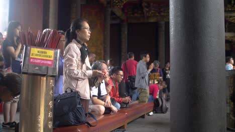 Grupo-Orando-Templo-Lungshan-Taipei-02