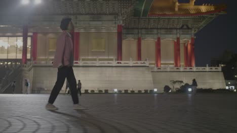 Mujeres-caminando-en-Liberty-Square-Taipei
