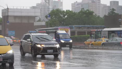 Coches-conduciendo-a-través-de-fuertes-lluvias-en-Taipei